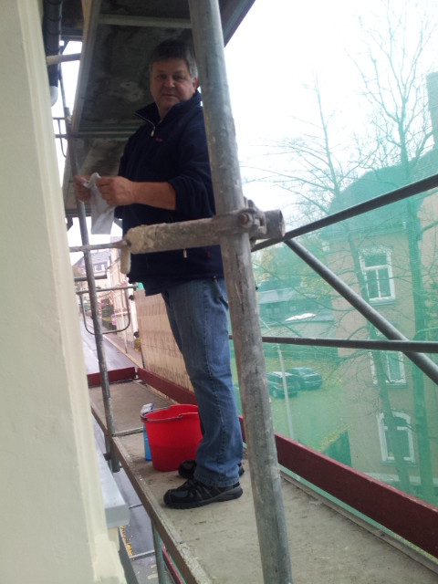 René bei der Arbeit - Fenster putzen vom Gerüst