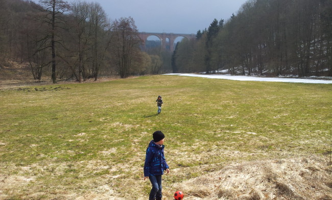 Im Elstertal mit der Elstertalbrücke ...