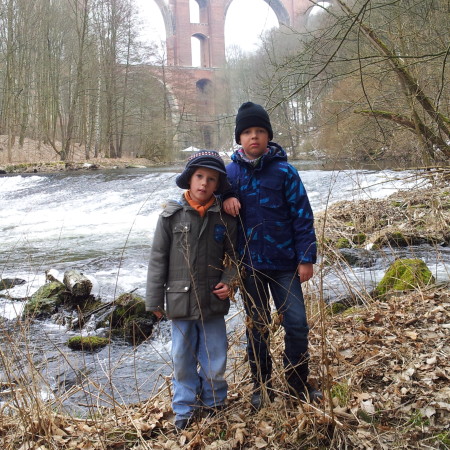 Im Elstertal mit der Elstertalbrücke ...