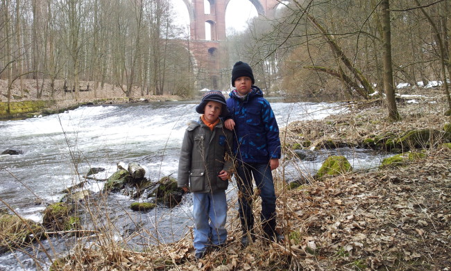 Im Elstertal mit der Elstertalbrücke ...