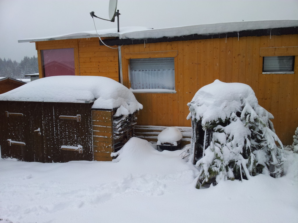 Noch Schnee darauf und dann etwas Regen und Minusgrade und fertig wird die Schneehütte ;)