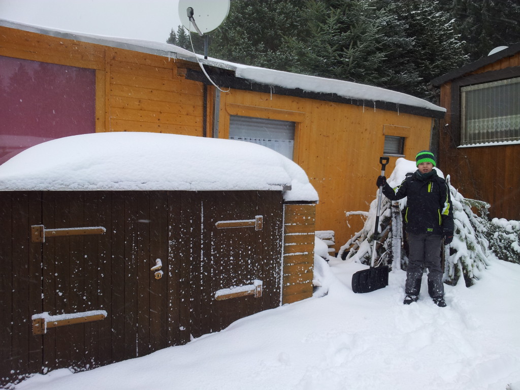 Noch Schnee darauf und dann etwas Regen und Minusgrade und fertig wird die Schneehütte ;)