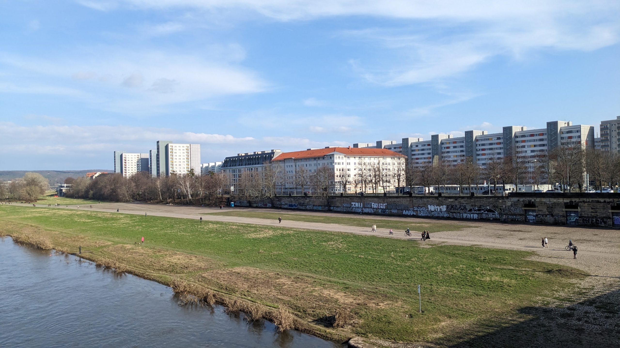 Erste Radtour an der Elbe in Dresden. Es musste sein, unsere neuen E-Bikes gehörten an die frische Luft. Der Wetterbericht war deutlich ohne Regen, dafür aber böig windig und so um die 14 Grad in der Mittgassonne. Passt.