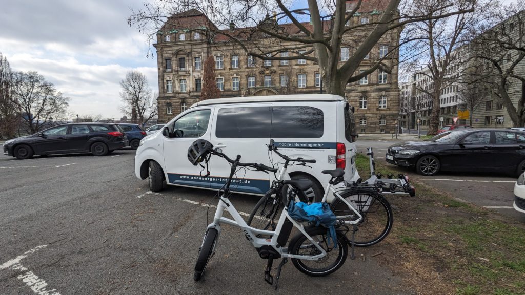Erste Radtour an der Elbe in Dresden. Es musste sein, unsere neuen E-Bikes gehörten an die frische Luft. Der Wetterbericht war deutlich ohne Regen, dafür aber böig windig und so um die 14 Grad in der Mittgassonne. Passt.