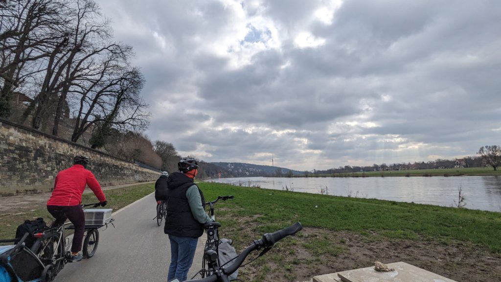 Erste Radtour an der Elbe in Dresden. Es musste sein, unsere neuen E-Bikes gehörten an die frische Luft. Der Wetterbericht war deutlich ohne Regen, dafür aber böig windig und so um die 14 Grad in der Mittgassonne. Passt.
