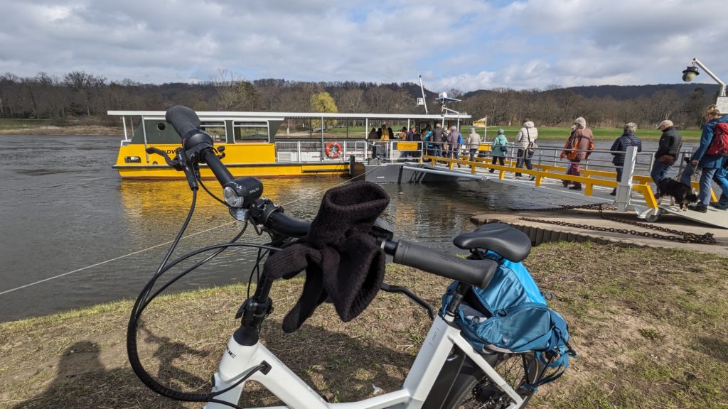 Erste Radtour an der Elbe in Dresden. Es musste sein, unsere neuen E-Bikes gehörten an die frische Luft. Der Wetterbericht war deutlich ohne Regen, dafür aber böig windig und so um die 14 Grad in der Mittgassonne. Passt.