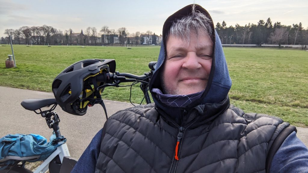 Erste Radtour an der Elbe in Dresden. Es musste sein, unsere neuen E-Bikes gehörten an die frische Luft. Der Wetterbericht war deutlich ohne Regen, dafür aber böig windig und so um die 14 Grad in der Mittgassonne. Passt.