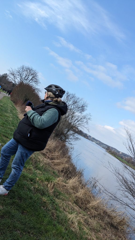 Erste Radtour an der Elbe in Dresden. Es musste sein, unsere neuen E-Bikes gehörten an die frische Luft. Der Wetterbericht war deutlich ohne Regen, dafür aber böig windig und so um die 14 Grad in der Mittgassonne. Passt.