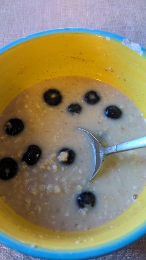 Haferkur 2024, 3x täglich 75 Gramm Haferflocken mit 300 - 500 ml Wasser, Beeren, Brokkoli, Zimt oder fettfreie Brühe und gute Laune, dazu gute 2 Liter Wasser. Was will ich mehr ;)