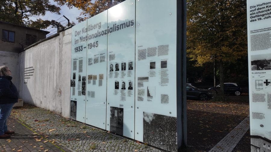 Wir haben uns gute 4 Stunden Politik- und Geschichtsunterricht genommen. Interessant, wissenswert, informativ und toll gestaltet. Ich war Mitte der 90iger während eines Studium schon mal in diesem Gefängnis. Dazwischen liegen fast 30 Jahre - eine enorme Entwicklung des Gedenkortes zu damals. Wichtig: Barrierefrei mit Fahrstuhl und schiefen Ebenen, wo sie hingehören. Sehr gut.